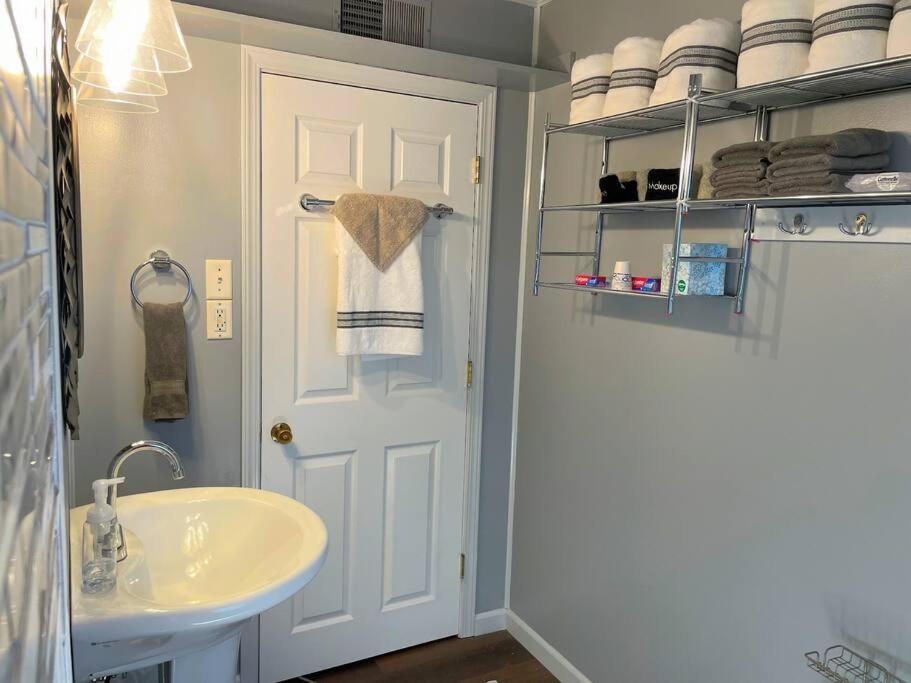 *King Bed/3Bds House Near Naval Base & 6Flags* Lejlighed Waukegan Eksteriør billede