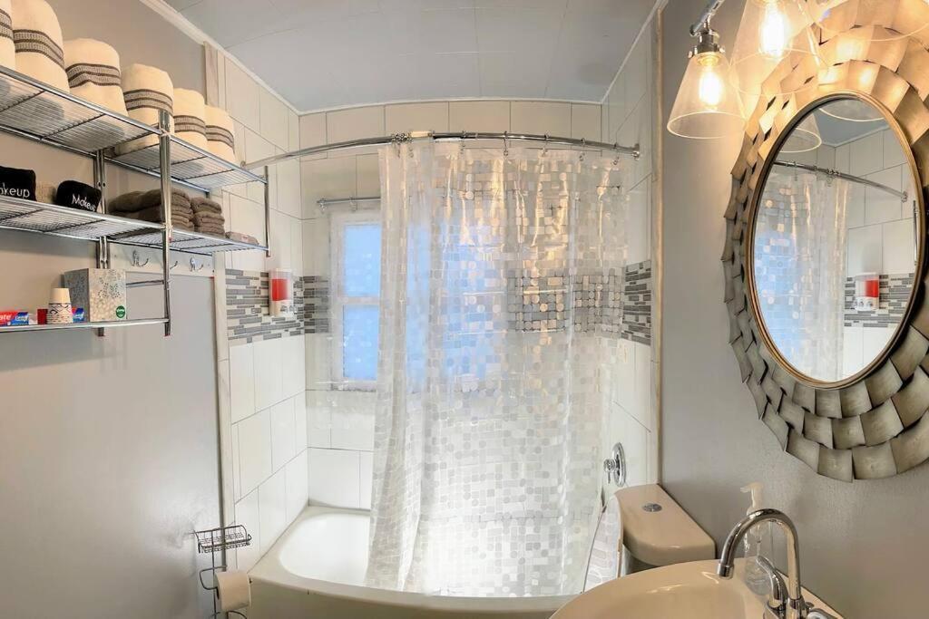 *King Bed/3Bds House Near Naval Base & 6Flags* Lejlighed Waukegan Eksteriør billede